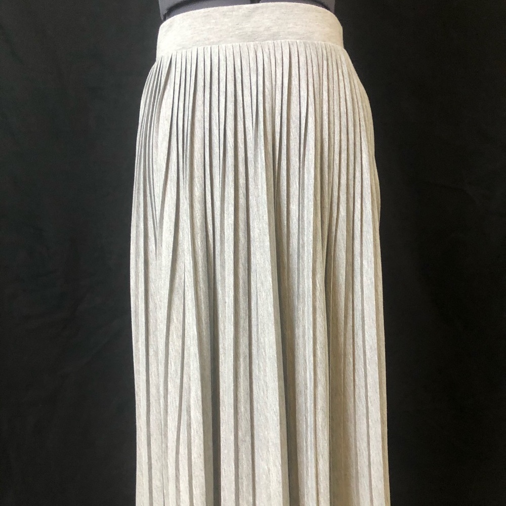 Vero Moda pleated grey midi skirt.